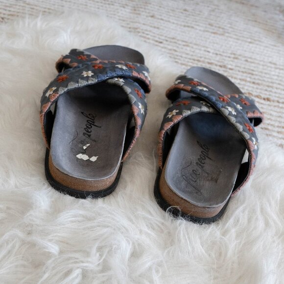 Free People Size 39 Like New Leather Embroidered Floral Slide Sandals Boho Chic - Picture 5 of 7
